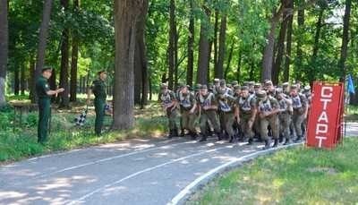 Сколько обычно длится базовая военная подготовка в армии, обзор курсаБазовая военная подготовка (БВП) служит начальным этапом превращения гражданских лиц в солдат. Этот важный период направлен на воспитание дисциплины, укрепление физической формы и развитие фундаментальных навыков, необходимых для службы в армии. Продолжительность этого курса может варьироваться в зависимости от конкретных задач и рода войск, но он призван обеспечить соответствие всех новобранцев необходимым стандартам для армейской жизни.
<ul>
<li>Продолжительность: Курс BMT обычно длится несколько недель, большинство курсов — от 8 до 12 недель. Точная продолжительность может отличаться в зависимости от рода службы и конкретных целей обучения.</li>
<li> Ключевые цели: Основной целью BMT является развитие физической выносливости, ознакомление с военным протоколом и обучение основным боевым навыкам, включая обращение с оружием и рукопашный бой.</li>
<li> Распорядок дня: Новобранцы следуют строгому расписанию, включающему физическую подготовку, занятия в классе и практические упражнения. Часто занятия включают в себя меткую стрельбу, строевую подготовку и обучение оказанию первой помощи.</li>
<li> Области внимания: В программе особое внимание уделяется развитию самодисциплины, командной работы и психологической стойкости, необходимой для службы в армии.</li>
<li> Подготовка к службе: Ожидается, что после успешного завершения BMT солдаты будут готовы к более продвинутым тренировкам или немедленному развертыванию, в зависимости от назначенной им роли.</li>
</ul>
<div style=