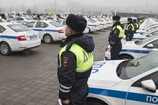 Какие повреждения кузова не позволят зарегистрировать автомобиль?При покупке подержанного автомобиля, особенно побывавшего в аварии, очень важно понимать, какие повреждения кузова могут помешать процессу регистрации. Определенные дефекты не только ставят под угрозу безопасность автомобиля, но и нарушают правила, делая невозможной его легальную регистрацию.
<p>Ниже перечислены основные дефекты кузова, которые могут привести к отказу в регистрации:</p>
<ul>
<li> Сильно поврежденная рама: Если рама автомобиля серьезно повреждена и не отремонтирована должным образом, автомобиль считается небезопасным для использования на дорогах.</li>
<li> Отсутствующий или измененный VIN-номер: Идентификационный номер автомобиля (VIN) должен быть целым и разборчивым. Если VIN-номер удален, изменен или трудночитаем, автомобиль не пройдет техосмотр.</li>
<li>Незавершенный или некачественно выполненный ремонт: В случаях, когда кузовной ремонт был выполнен неправильно или неполностью, автомобиль может не пройти техосмотр. Сюда относятся плохо выровненные панели, слабые места в конструкции и неустраненные повреждения от ржавчины.</li>
<li> Повреждения, влияющие на безопасность: Если повреждения кузова затронули такие важные элементы безопасности, как подушки безопасности, ремни безопасности или сминаемые зоны, автомобиль может быть признан небезопасным для регистрации.</li>
<li> Тотализированные автомобили: Автомобили, классифицированные страховщиками как полностью утраченные, могут быть с трудом перерегистрированы, если не будут полностью восстановлены в соответствии со стандартами безопасности и нормативными требованиями.</li>
</ul>
<p>При покупке автомобиля с повреждениями кузова необходимо, чтобы его тщательно осмотрел эксперт. Правильная оценка и ремонт жизненно важны для того, чтобы автомобиль можно было зарегистрировать и безопасно эксплуатировать на дорогах. Этот процесс не только обеспечивает соблюдение закона, но и способствует безопасности дорожного движения.</p>
<h2>Ремонт тотальных автомобилей</h2>
<p>Когда речь идет о сильно поврежденных автомобилях, процесс их восстановления до пригодного для вождения состояния имеет решающее значение. Этот процесс включает в себя не только устранение видимых повреждений, но и обеспечение решения всех основных механических и структурных проблем. Такие автомобили требуют тщательного осмотра и ремонта, чтобы гарантировать безопасность на дороге, особенно когда они рассматриваются для перерегистрации.</p>
<p>После серьезных аварий многие автомобили попадают в категорию тотальных, то есть стоимость ремонта может превысить стоимость автомобиля. Однако при правильном подходе такие автомобили можно восстановить. Для этого необходимо уделить внимание как внешнему виду, например кузову и раме, так и внутреннему, включая двигатель, трансмиссию и другие жизненно важные компоненты. Необходимо обратить внимание на то, чтобы автомобиль соответствовал стандартам безопасности, так как ему придется пройти тщательную проверку, прежде чем он будет признан пригодным для движения по дорогам.</p>
<div style=