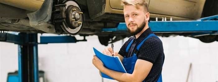 Permitted vehicle weight - what it is, how to find it out for trucks and carsПри обсуждении транспортных средств их вес играет решающую роль в производительности, безопасности и соблюдении законодательства. Понимание различных весовых категорий и того, как они применяются к различным транспортным средствам, может помочь водителям и операторам принимать обоснованные решения.</p>
<p>Каждый автомобиль имеет определенную массу, которая включает снаряженную массу, то есть массу самого автомобиля со всеми необходимыми жидкостями, но без груза или пассажиров. Этот вес имеет решающее значение, поскольку он закладывает основу для определения других весовых ограничений. Если прибавить вес пассажиров, груза и дополнительного оборудования, то получится полная масса, которая обозначает общую нагрузку, которую может безопасно перевозить автомобиль.</p>
<p>Перегрузка автомобиля сверх установленной полной массы может привести к серьезным проблемам, включая снижение эффективности использования топлива, ускоренный износ шин и тормозов, а также повышенный риск ДТП. Соблюдение отраслевых стандартов и законодательных ограничений обеспечивает безопасность автомобиля на дороге и гарантирует его долговечность.</p>
<h2>Снаряженная масса — что она включает в себя</h2>
<p>Под снаряженной массой понимается общий вес автомобиля в обычном состоянии, без пассажиров и груза. Эта цифра включает в себя все стандартное оборудование, основные жидкости, такие как масло и охлаждающая жидкость, а также полный бак топлива. Знать снаряженную массу очень важно, поскольку она напрямую влияет на общую производительность и топливную экономичность автомобиля.</p>
<p>Различные стандарты регулируют расчет снаряженной массы, и превышение установленных пределов может привести к перегрузке, что негативно сказывается на безопасности и управляемости. Включение различных компонентов, таких как двигатель, трансмиссия и другие механические части, а также структурная рама, вносит значительный вклад в снаряженную массу автомобиля.</p>
<div style=