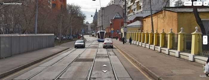 Streetcar tracks as an element of the road peculiarities of the legal regimeПри рассмотрении инфраструктуры транспортных систем трамвайные пути представляют собой уникальный аспект городских дорог. Их интеграция в общий дизайн улиц вносит различные динамические изменения, которые влияют как на транспортный поток, так и на правовое регулирование. Понимание того, как эти железнодорожные линии вписываются в более широкую структуру автомобильных дорог, необходимо для осознания их роли и последствий в городском планировании.</p>
<h2>Интеграция в дорожное полотно</h2>
<p>Железнодорожные линии, специально разработанные для трамваев, часто встраиваются в дорожное покрытие, разделяя пространство с обычными полосами движения автомобилей. Такая интеграция создает сложное взаимодействие между различными типами участников дорожного движения, включая автомобили, автобусы и трамваи. Расположение и выравнивание этих рельсов влияет не только на эффективность общественного транспорта, но и на безопасность и управление окружающим движением.</p>
<h3>Юридические и эксплуатационные соображения</h3>
<div align=