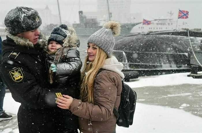 Военным сохранят детские пособия при выходе на службуВ последние годы произошел заметный сдвиг в политике, направленной на поддержку семей с маленькими иждивенцами. Новый подход гарантирует, что важнейшие финансовые льготы останутся доступными для тех, кто служит, даже когда они переходят на военную службу. Изменения призваны обеспечить стабильность и помощь родителям, которым приходится совмещать службу в вооруженных силах с домашними обязанностями.</p>
<p>Ранее существовали ограничения на сохранение таких льгот. Теперь же, благодаря законодательным изменениям, внесенным в Государственную Думу, семьи с ребенком до полутора лет могут быть уверены в том, что они будут получать постоянную поддержку. Эта инициатива — значительный шаг к повышению благосостояния семей военнослужащих и признанию их самоотверженности и самопожертвования.</p>
<h2>Военнослужащие сохранят детские пособия при поступлении на службу</h2>
<p>Недавно было принято новое решение, затрагивающее семьи с маленькими детьми. Власти одобрили меру, которая позволяет родителям продолжать получать финансовую поддержку для своих детей даже при переходе на военную службу. Это решение призвано обеспечить стабильность и гарантировать сохранение финансового благополучия семей, несмотря на смену профессии.</p>
<p>Этот шаг призван поддержать семьи, гарантируя, что выплата пособий не прекратится внезапно, когда родители поступят на службу. Законодательство гарантирует, что семьи с детьми до определенного возраста смогут рассчитывать на эти средства при переходе от гражданской к военной жизни. Это отражает более широкие усилия по обеспечению баланса между профессиональными обязательствами и семейными обязанностями.</p>
<p>Согласно последним правилам, родители смогут получать эти пособия в течение полутора лет после начала службы. Это продление призвано смягчить влияние их новой роли на семейные финансы и обеспечить буферный период, в течение которого они смогут адаптироваться к новым обстоятельствам. Эта мера подчеркивает важность поддержки семей на различных этапах развития карьеры и военной службы.</p>
<div style=